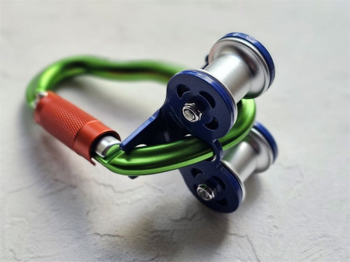  Ролик Treck V2 на карабине GURU Grass Twist Lock в Санкт-Петербурге  